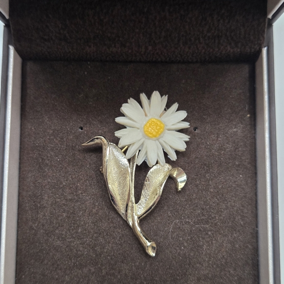 Sarah Coventry Jewelry - Sarah Coventry White Daisy Brooch with Yellow Center and Silver Leaves